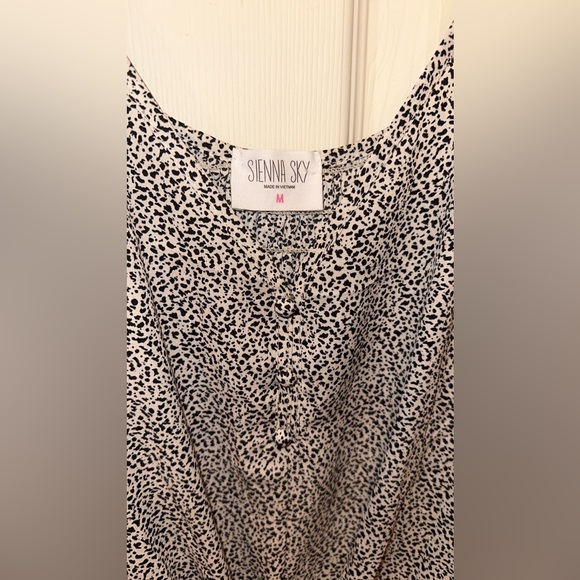 Black and white Sienna Sky knotted tank with faux buttons. Size Medium. - Picture 2 of 2